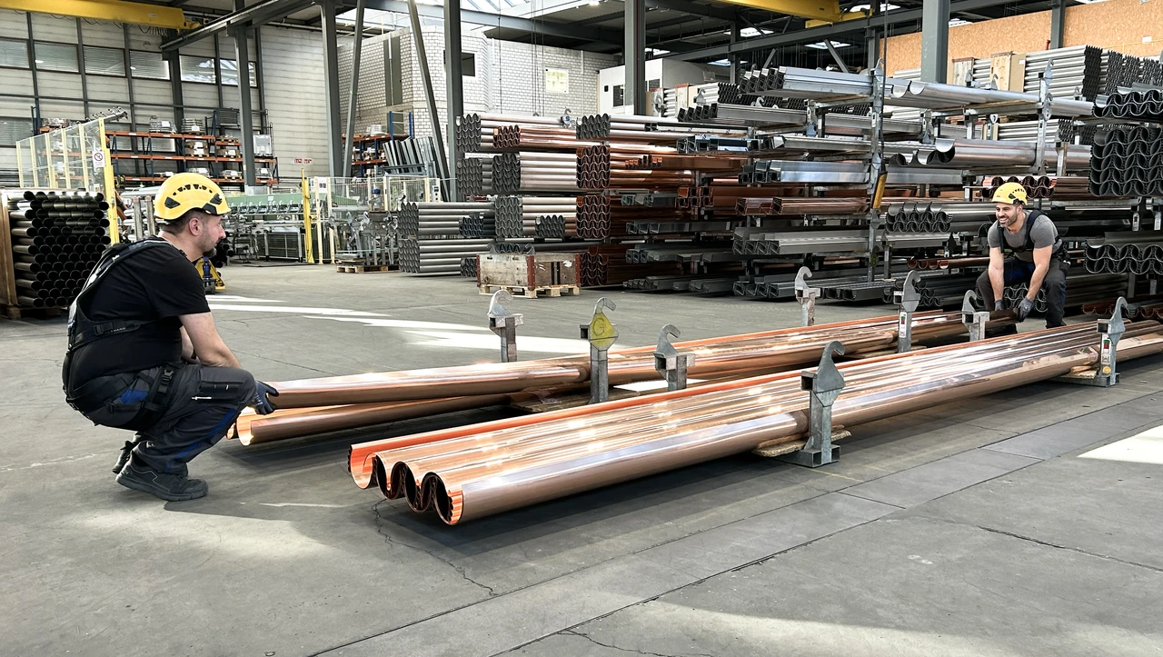 Strubline , medewerkers met LiftSuit bij het hanteren van metalen profielen