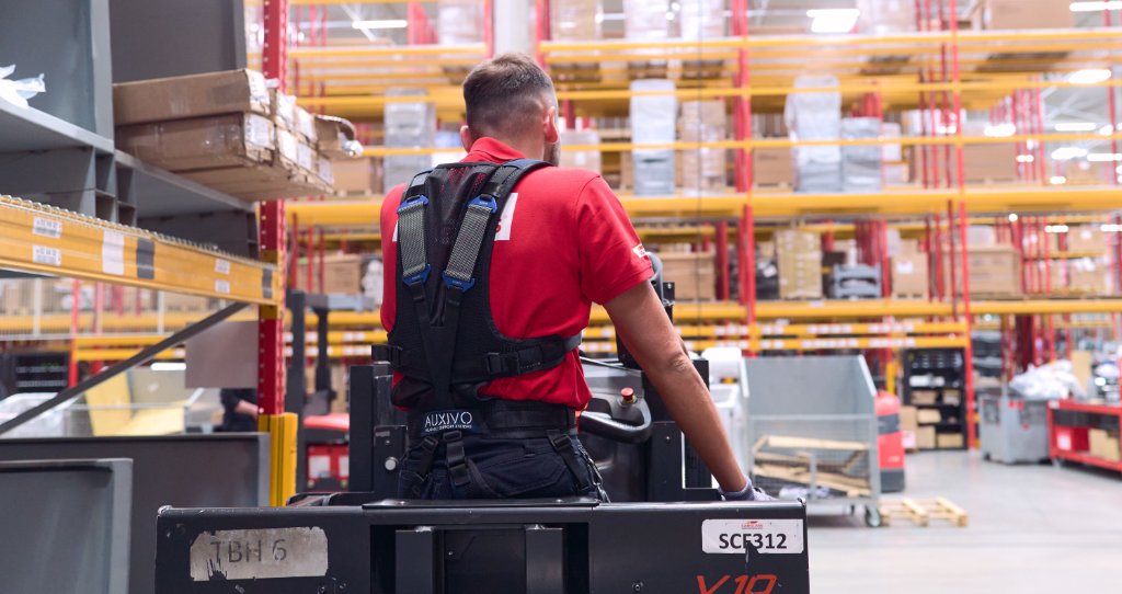 Medewerker bij orderpicken met LiftSuit