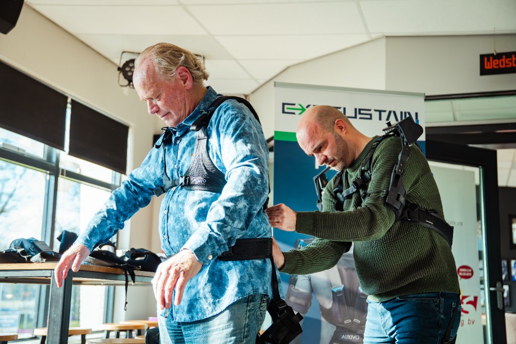 Exoskelet uitproberen en afstellen tijdens een sessie op locatie