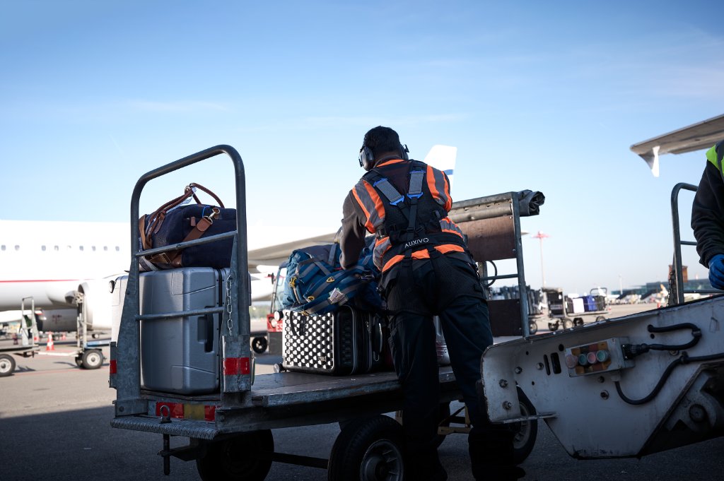 Bagageafhandelaar laadt vliegtuig in met LiftSuit