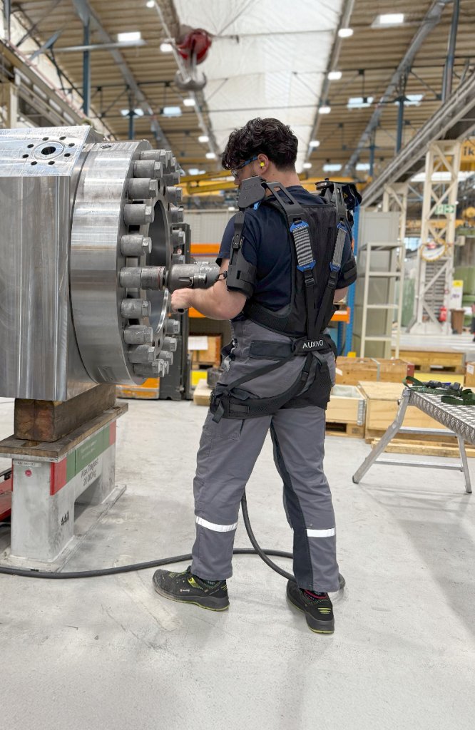 Monteur met OmniSuit bij assemblage van een industriële compressor