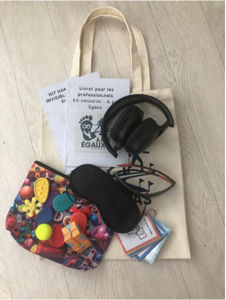 Le kit sensoriel À Pas Égaux : sac en toile, livrets, casque, lunettes, fidgets et cartes de communication