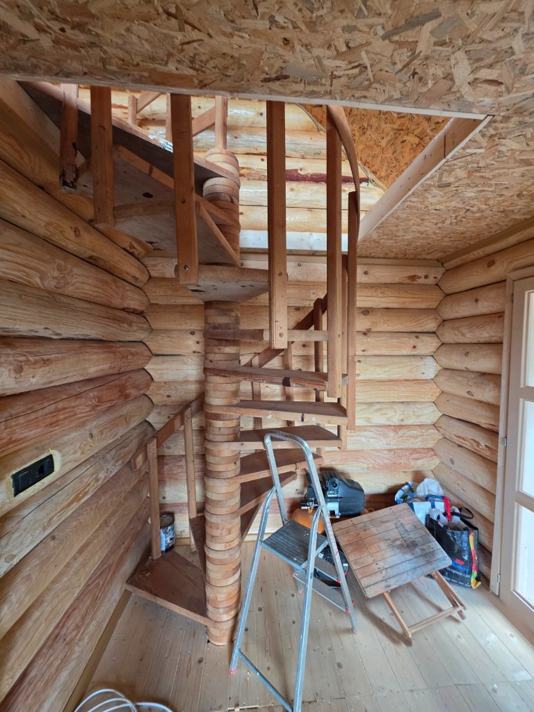 Unutrašnjost brvnare — spiralno stepenište u izgradnji