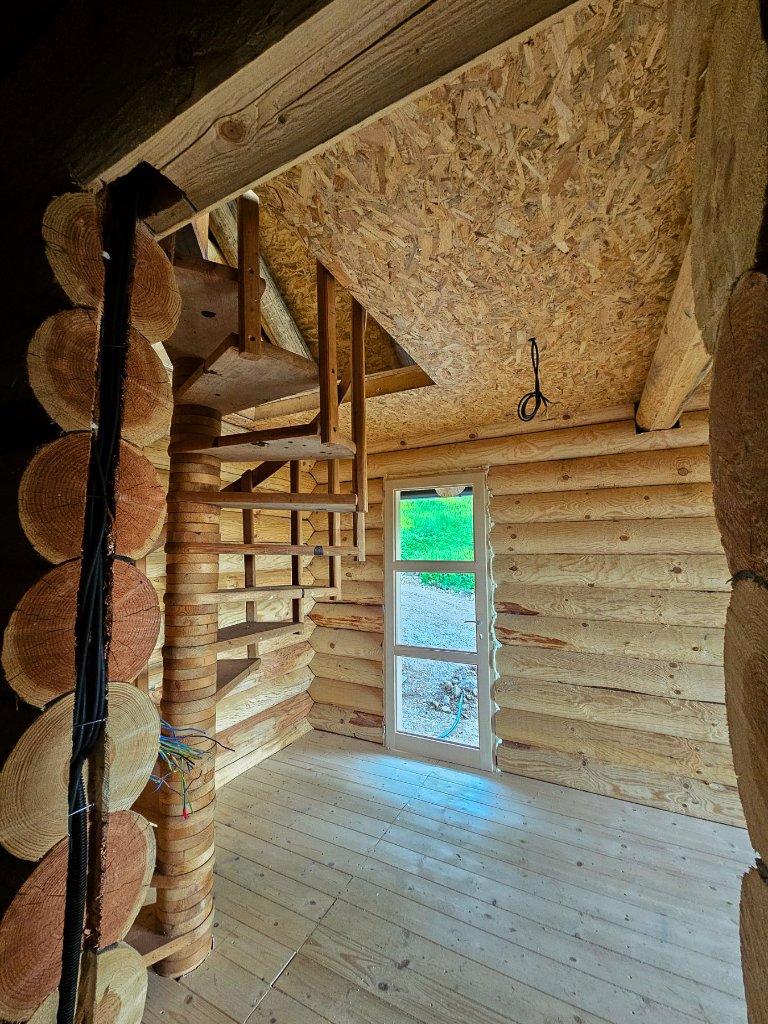 Visinski pogled na spiralno stepenište iz potkrovlja
