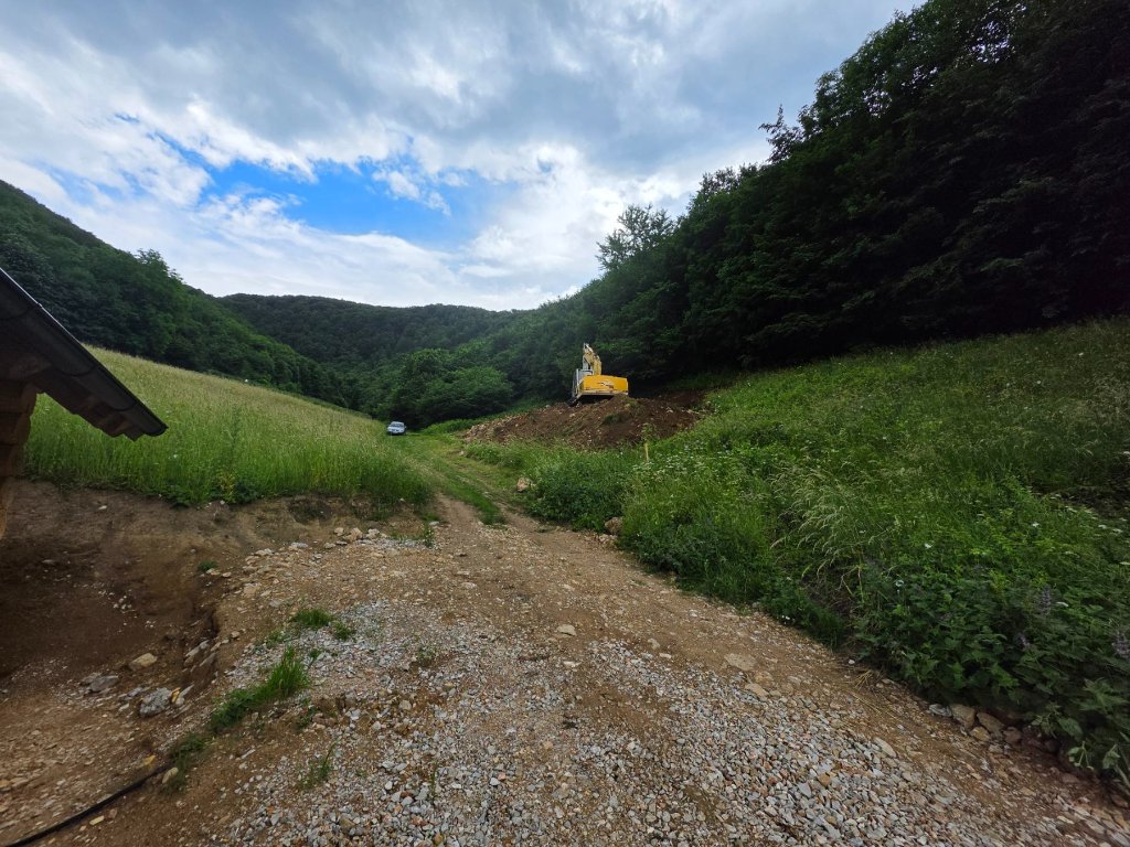 Širok pregled lokacije sa bagerom i pristupnim putem