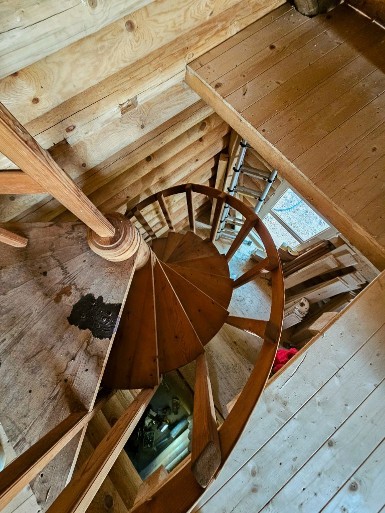 Pogled niz spiralno stepenište — vertikalni detalj