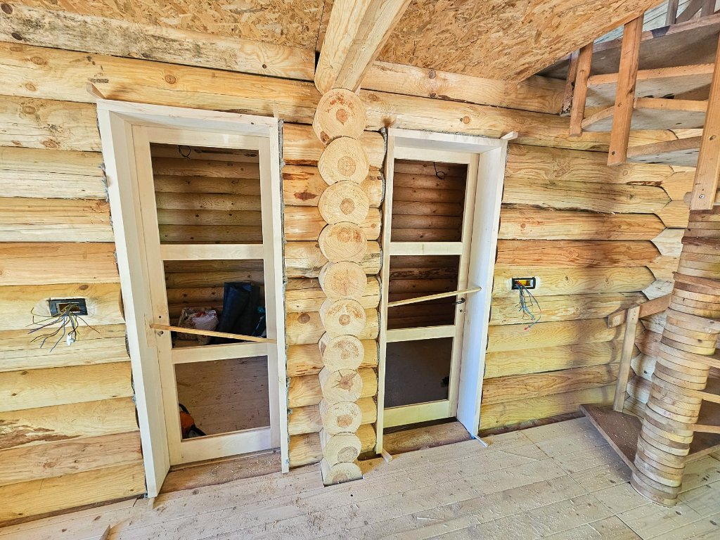 Unutrašnjost sa okvirima vrata i početkom spiralnog stepeništa