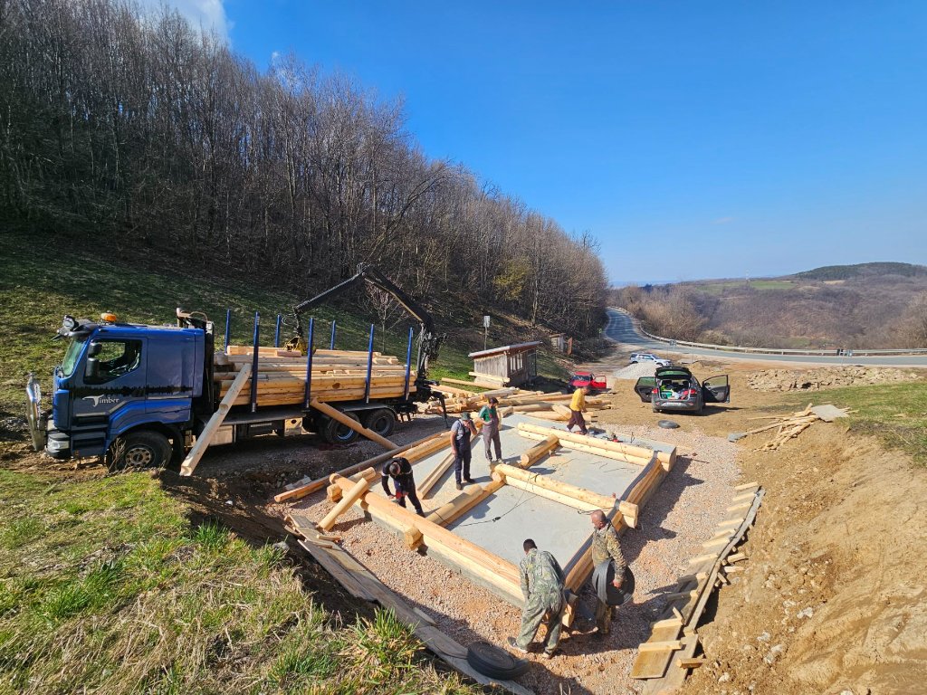 Temelj sa početkom konstrukcije — bager i radnici