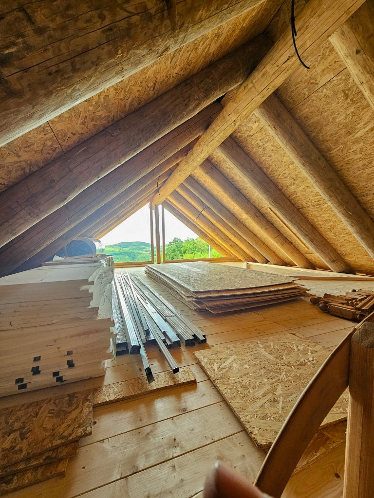 Potkrovlje sa materijalom i metalnim profilima