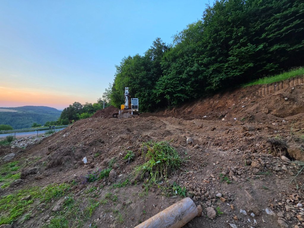 Iskop terena u zalasku sunca — bager na lokaciji