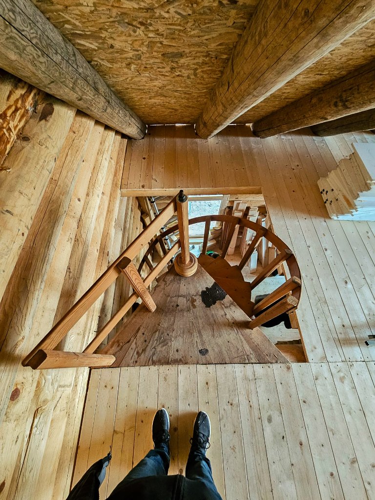 Pogled sa gornjeg nivoa na spiralno stepenište