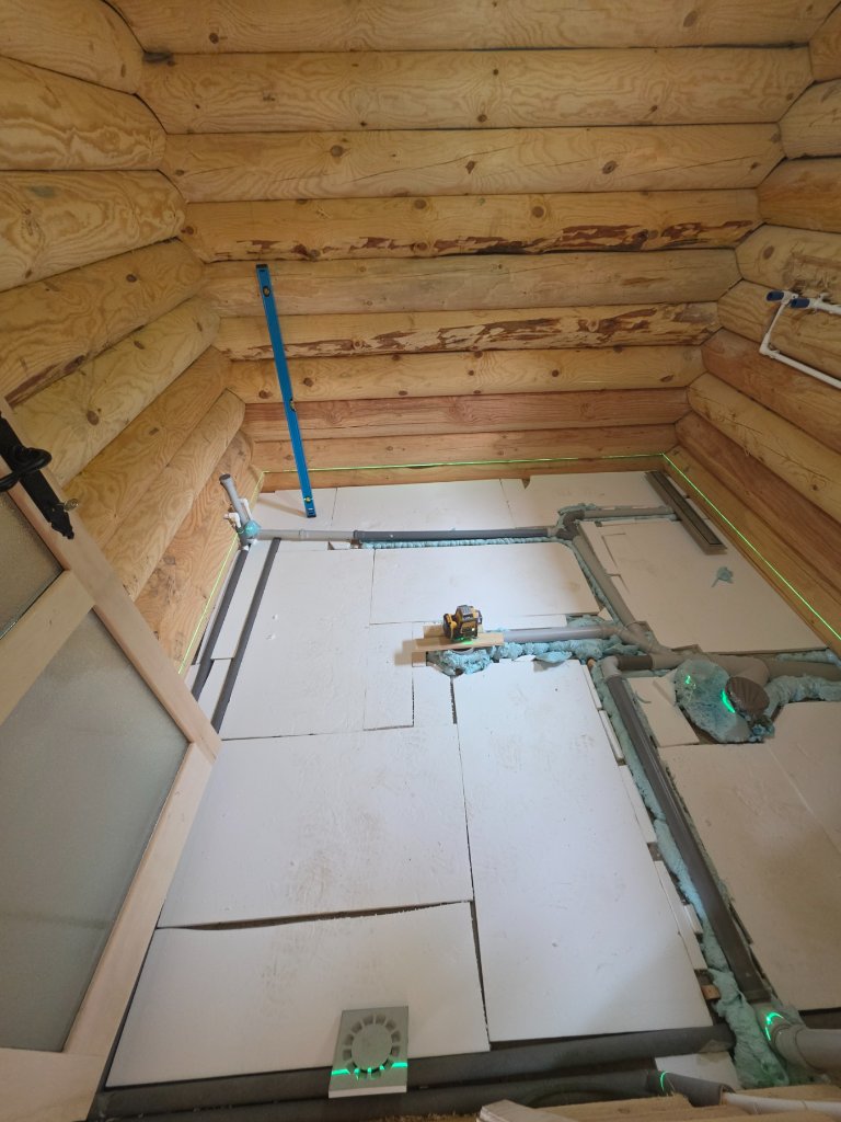 Instalacije u brvnari — vodovodne cevi na podu