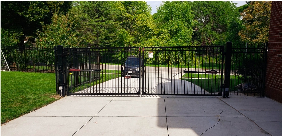 Automated Driveway Gate — Ornamental Steel · Dual Swing · Auto