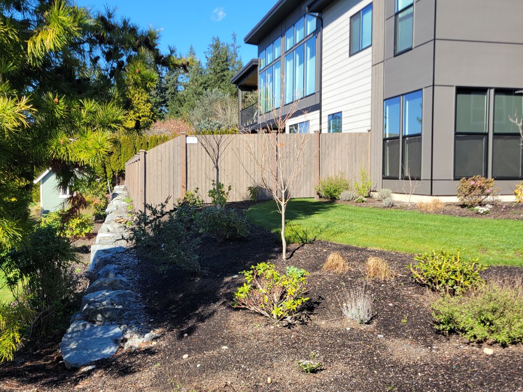 Modern Estate Perimeter — Cedar Privacy · Weathered Finish · Residential