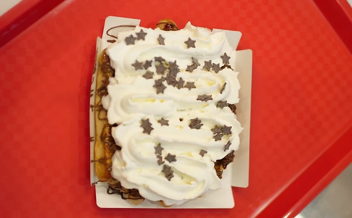 Gaufre de Liège nappée chantilly et chocolat — La Liégeoise Toulouse