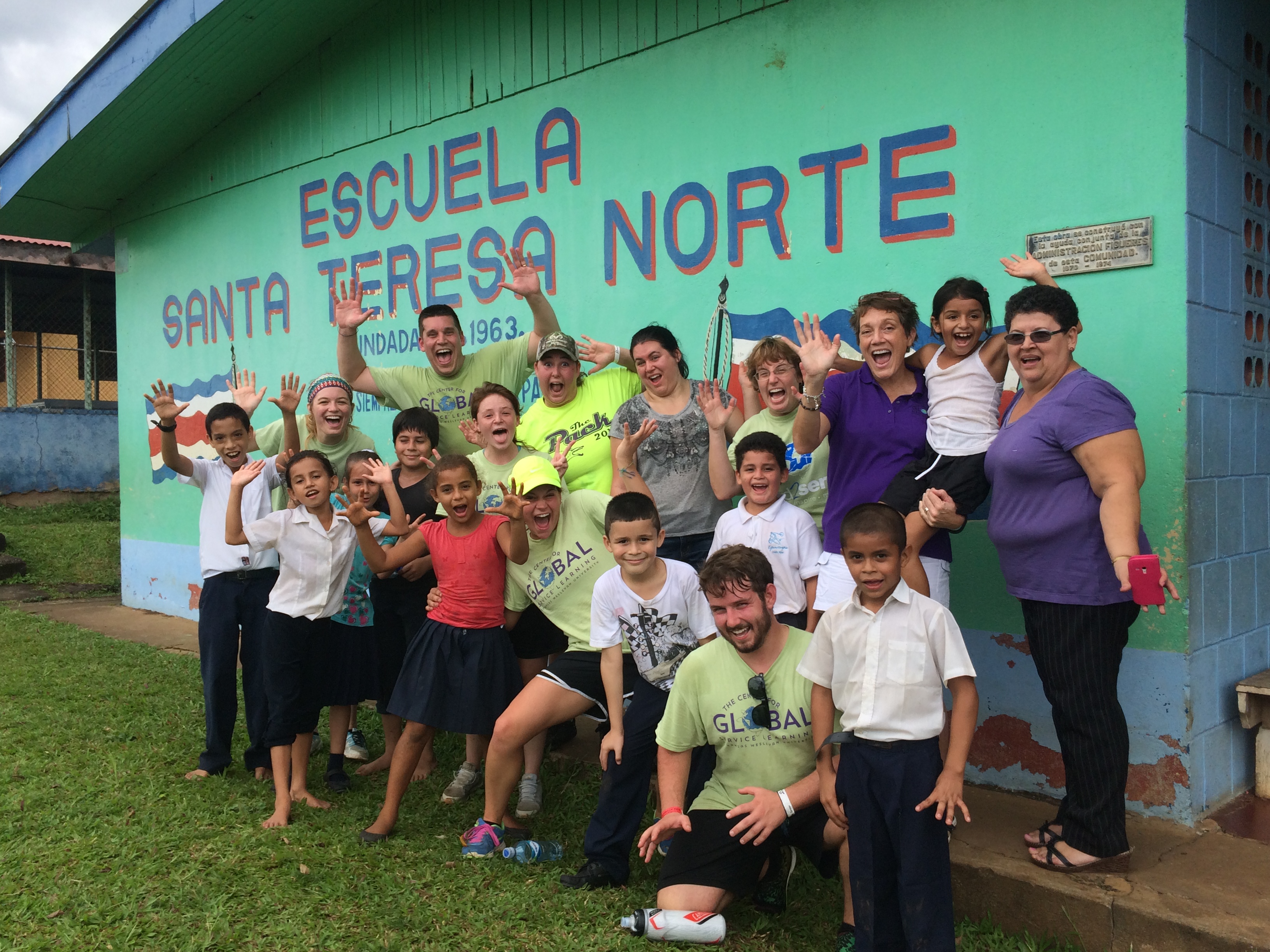 Volunteer group with local children at Escuela Santa Teresa Norte