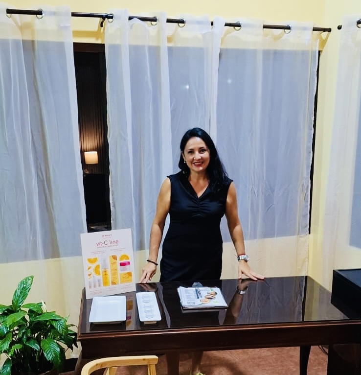 Judá Estética & Spa esthetician at her treatment desk