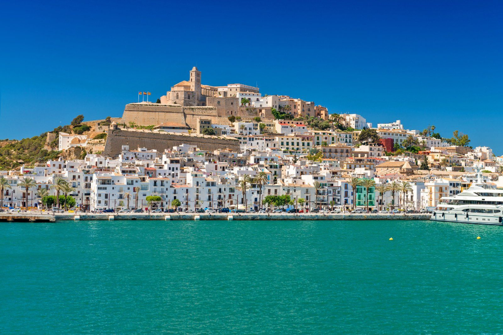Vista panorámica de Dalt Vila y el puerto de Ibiza
