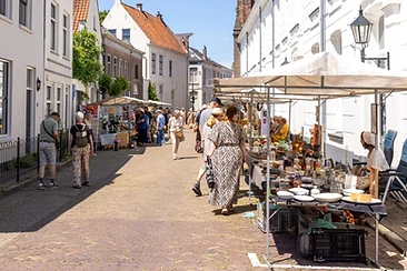 Markt met kramen in de historische binnenstad van Zaltbommel tijdens de Hanzedagen 2026