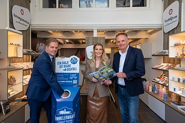 Bestuurders Isabel Plessius en Antoine Walraven bij het fotomoment voor de actie 'Een dagje uit begint dichtbij' in de Bommelerwaard
