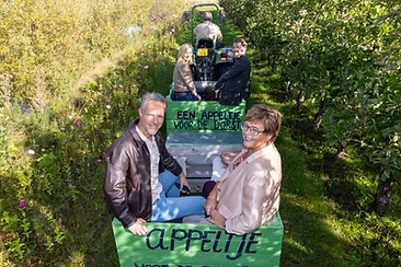 Wethouders Herma van Dijkhuizen (Neder-Betuwe), Jan Keuken (Buren) en Rutger van Stappershoef (West Betuwe) vertegenwoordigen als bestuurlijke trekkers van de opgave agrotoerisme de acht samenwerkende gemeenten in het Rivierengebied. Samen met Caroline Scholtens (Stichting Bureau Toerisme) op bezoek bij Natuurlijk Gruun in Ommeren, in de Elstar Express van Kees de Jong.