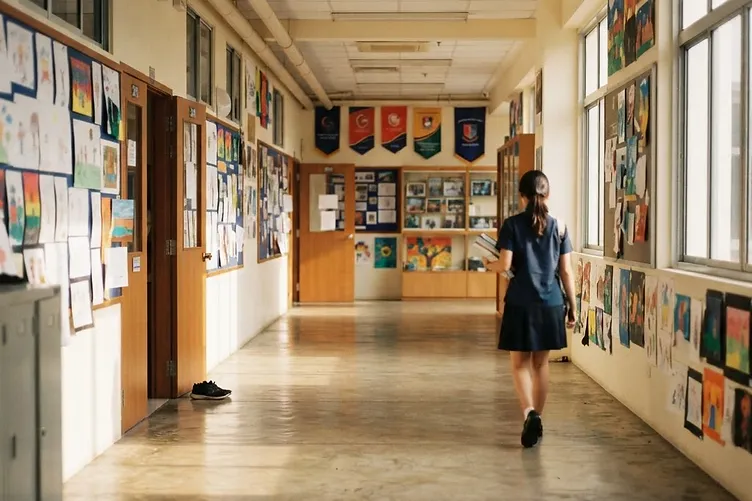 A school corridor just before the first bell.