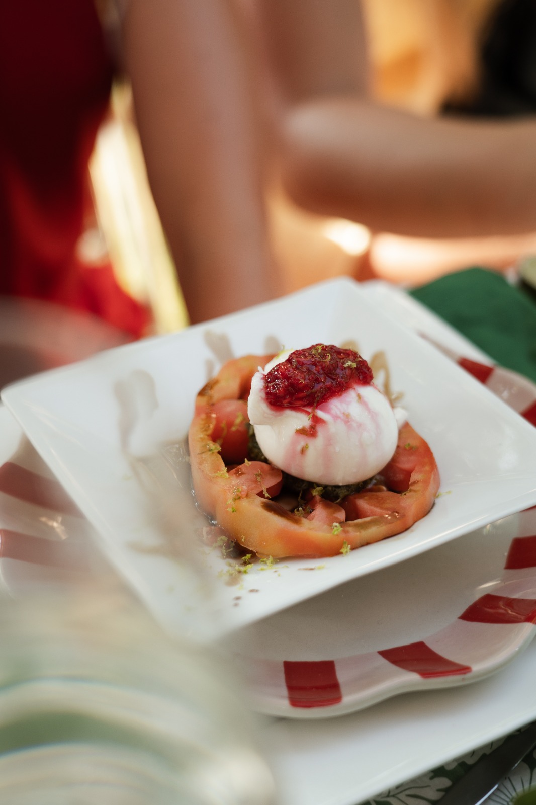 Burrata met tomaat en basilicum bij Moment
