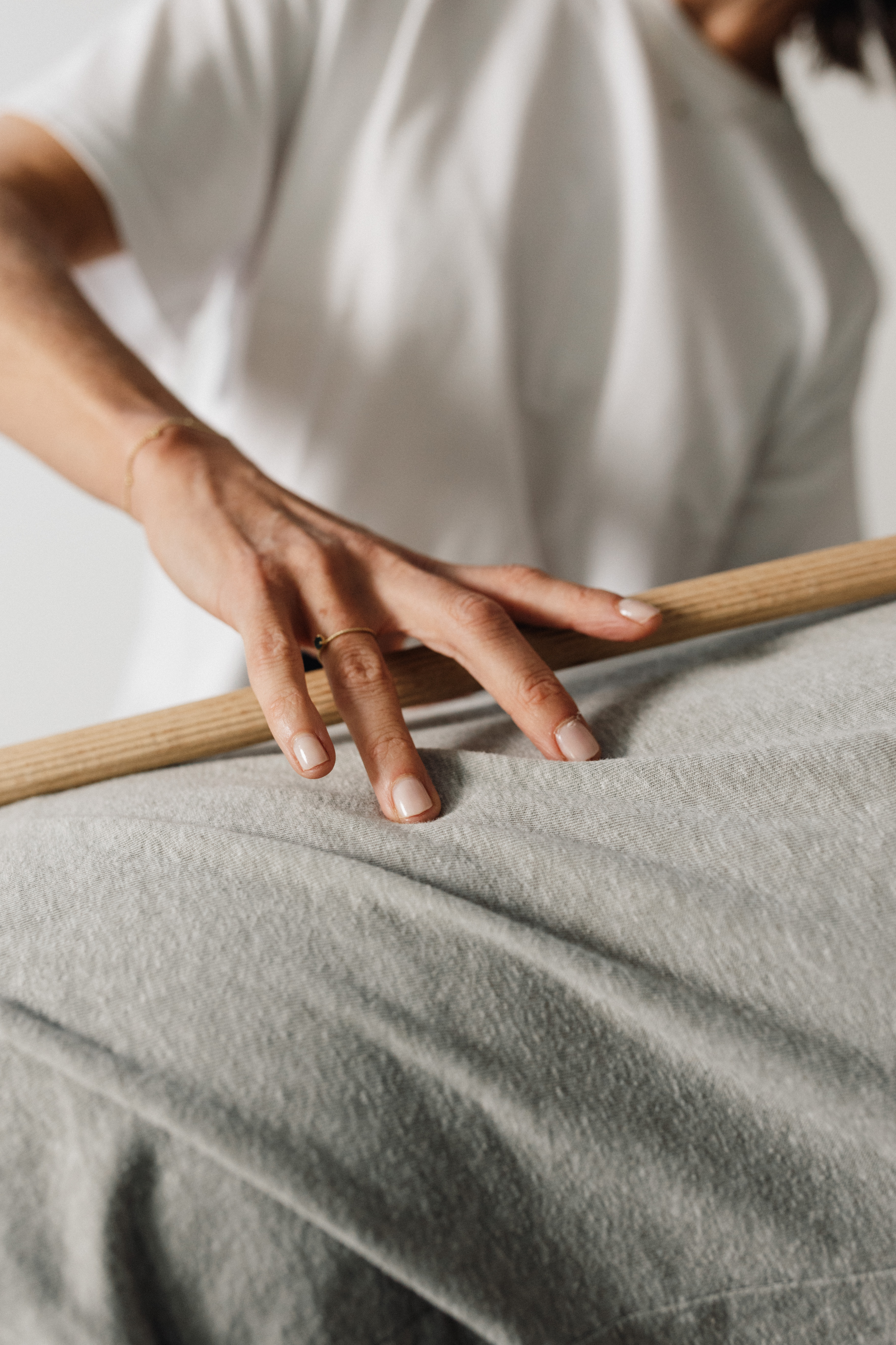 Handen rustend op een houten stok