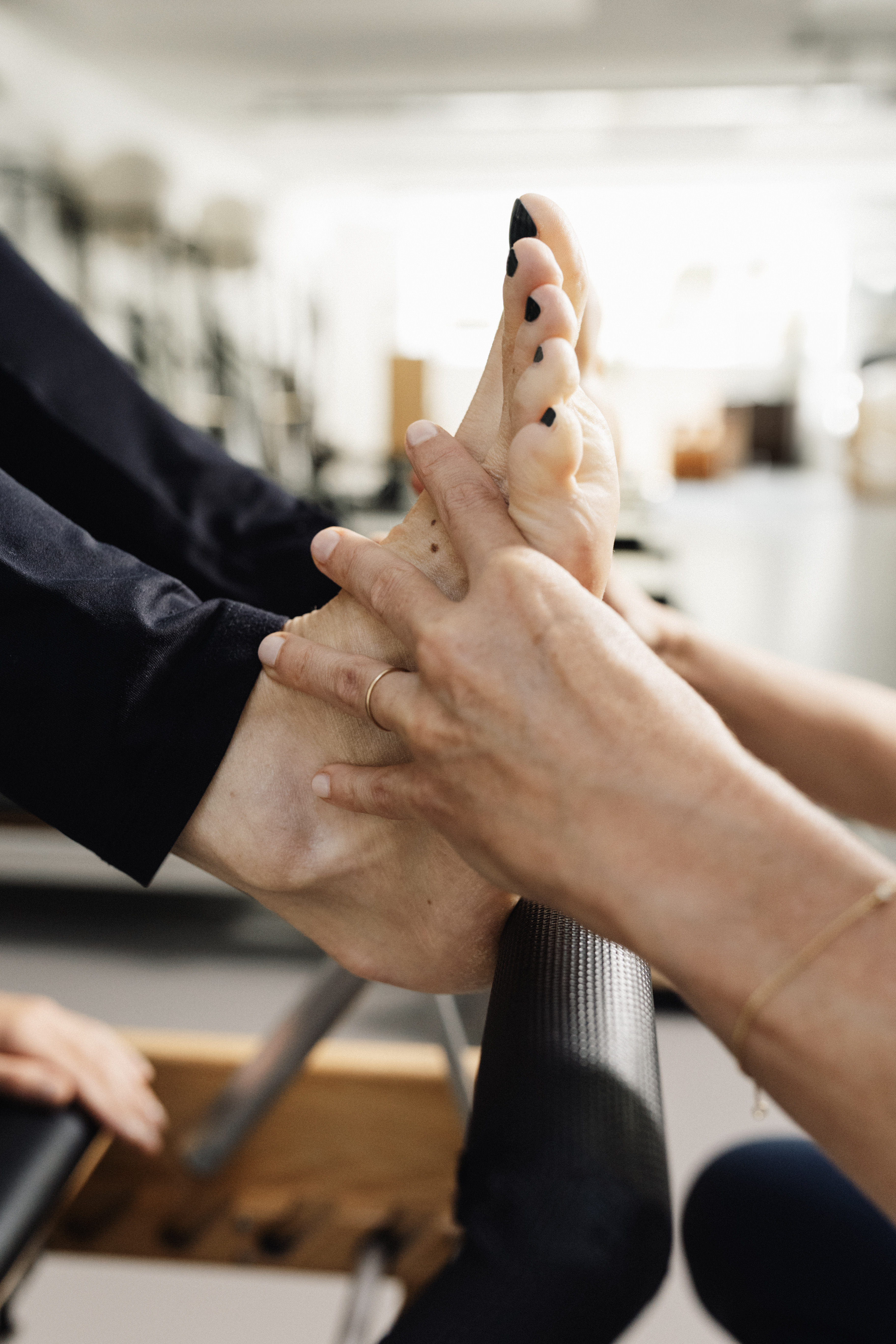 Detail van voetbehandeling op een Pilates foamroller