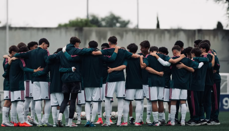El equipo en el círculo previo al partido