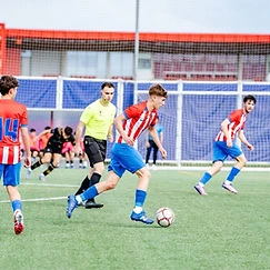 Marcello conduciendo el balón