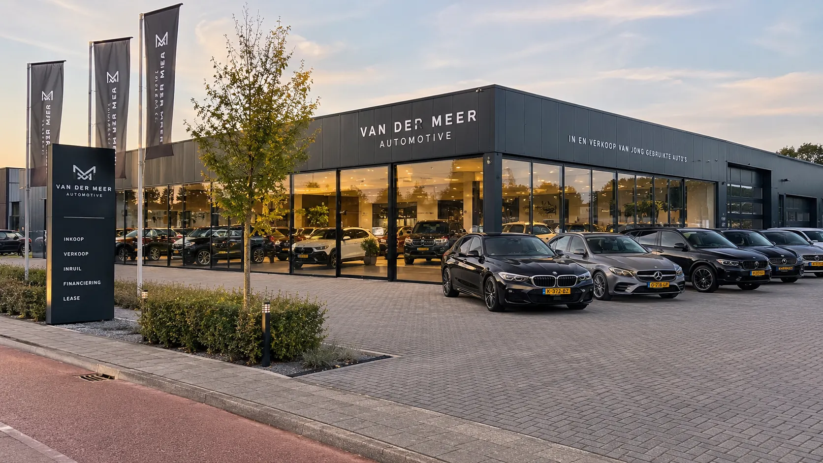 Autobedrijf showroom bij avond