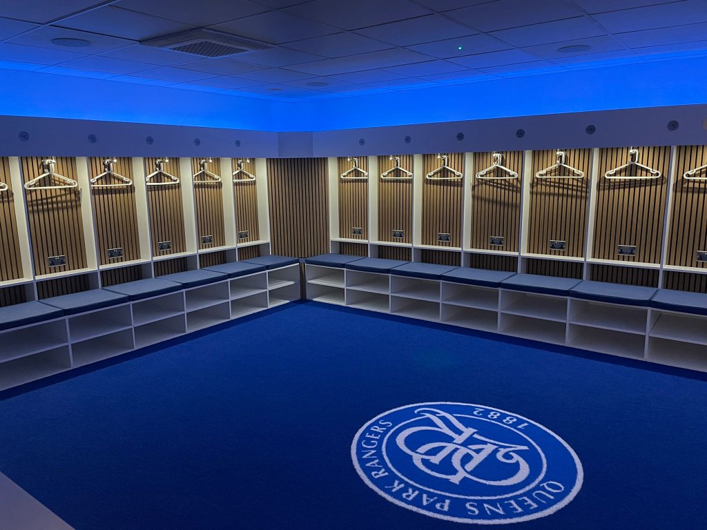U-shaped locker room with integrated bench seating