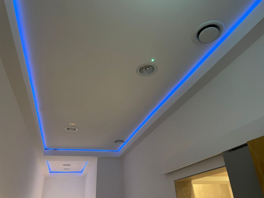 Ceiling detail — downlights and air diffusers