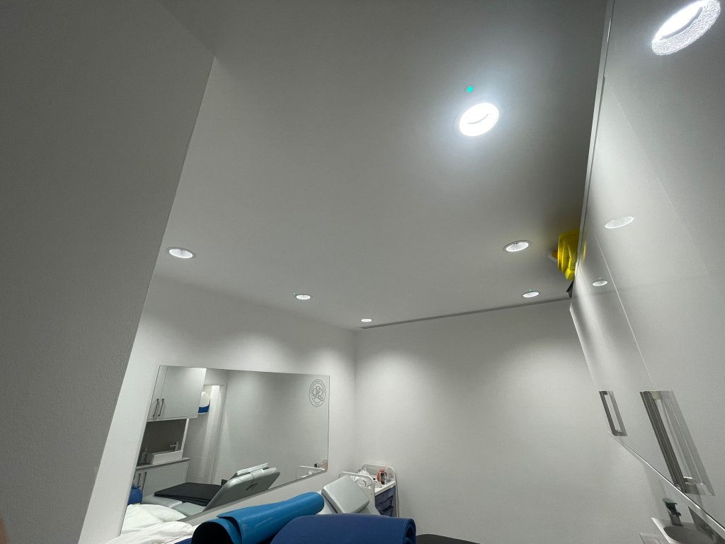 Medical treatment room with QPR-branded mirror