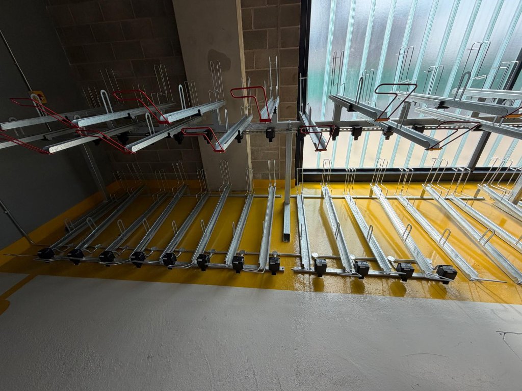 Electric bike store — power supply and containment detail