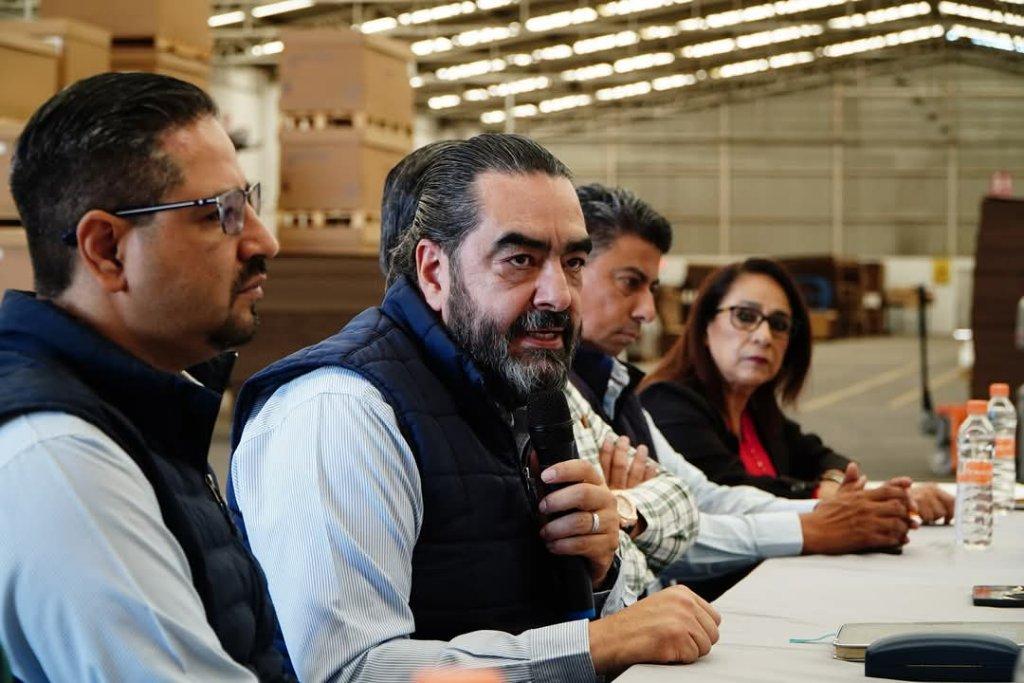 Operador doblando una caja de cartón en la planta de MELA