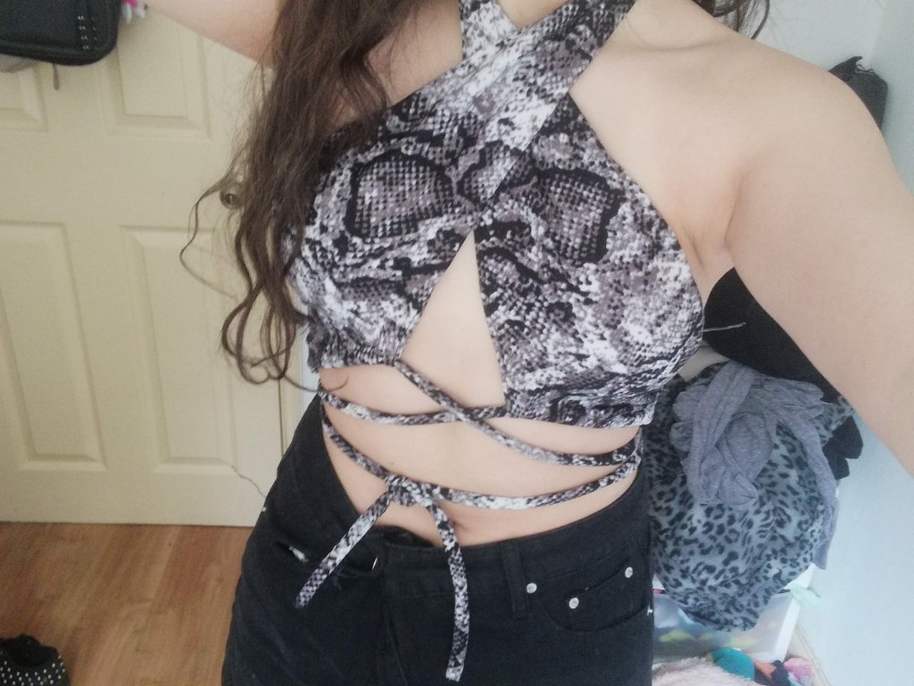 Siou-li vistiendo top de piel de serpiente con cruces al torso