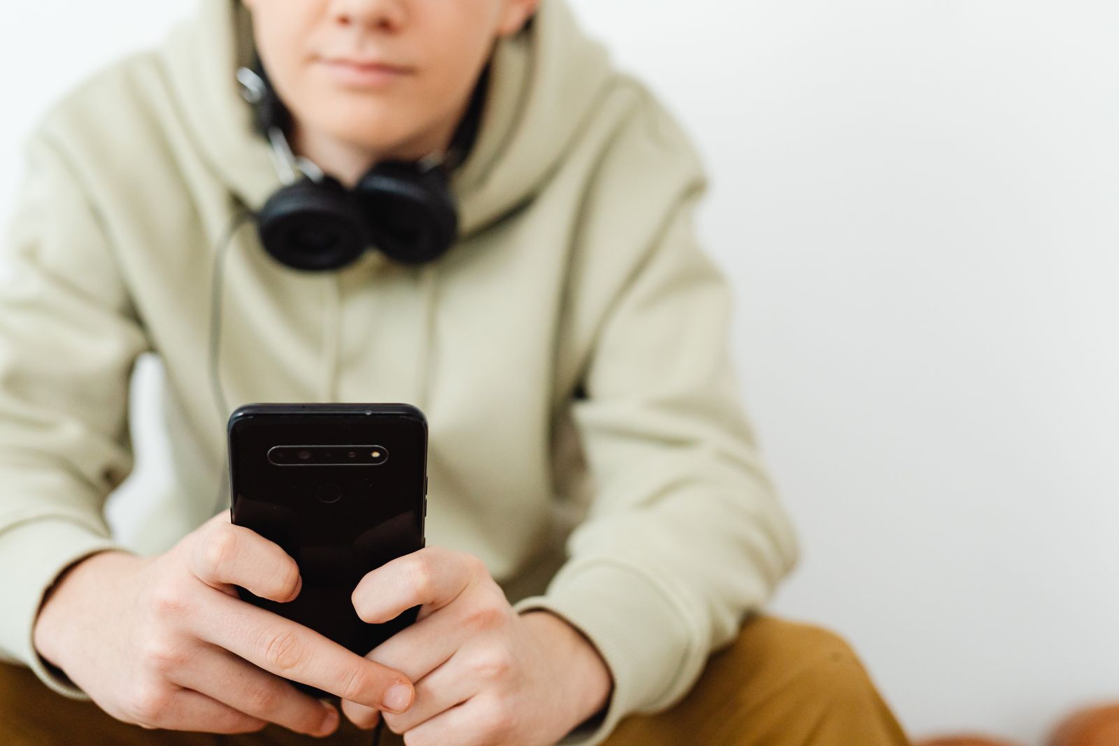 Header image for article: Helping Your Teen Navigate the Digital World