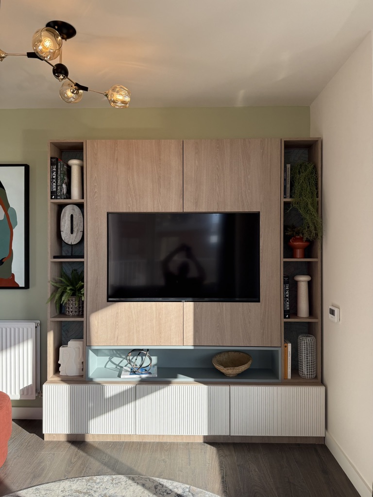 MINIMAL MEDIA WALL