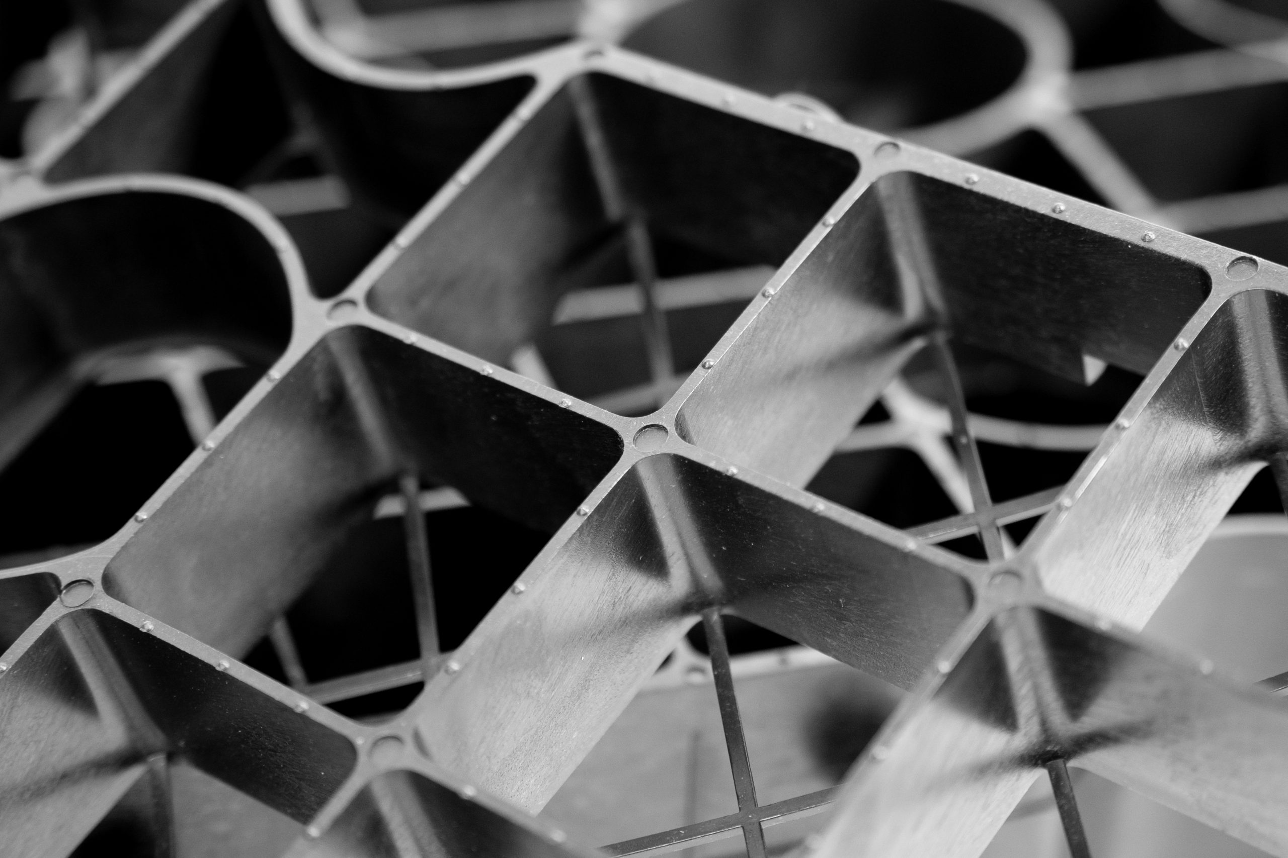 Zoom sur la structure alvéolaire d'une dalle gazon PLATEX