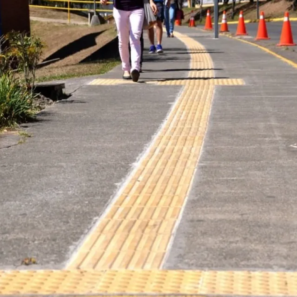 Acera accesible con guía podotáctil para personas no videntes
