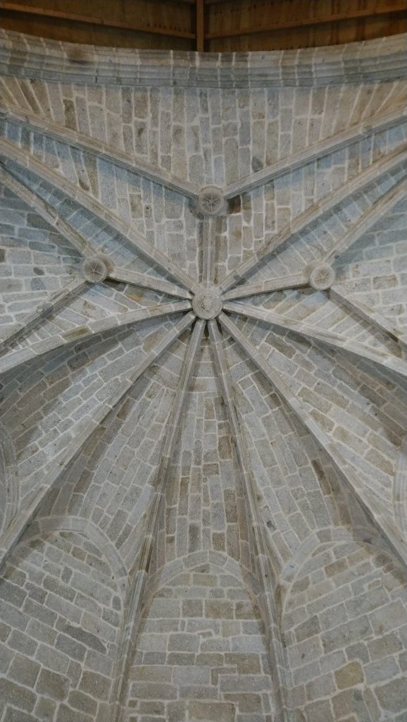 Bóveda de crucería de piedra en el interior de la iglesia de Santa María la Blanca