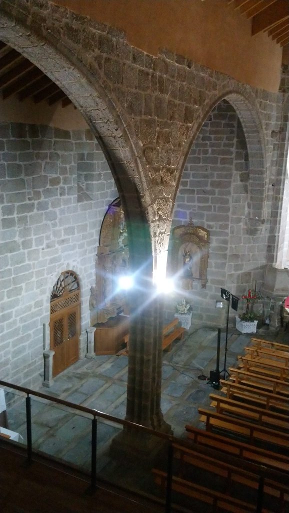 Arcos de piedra y pilar en el interior de la iglesia de Santa María la Blanca