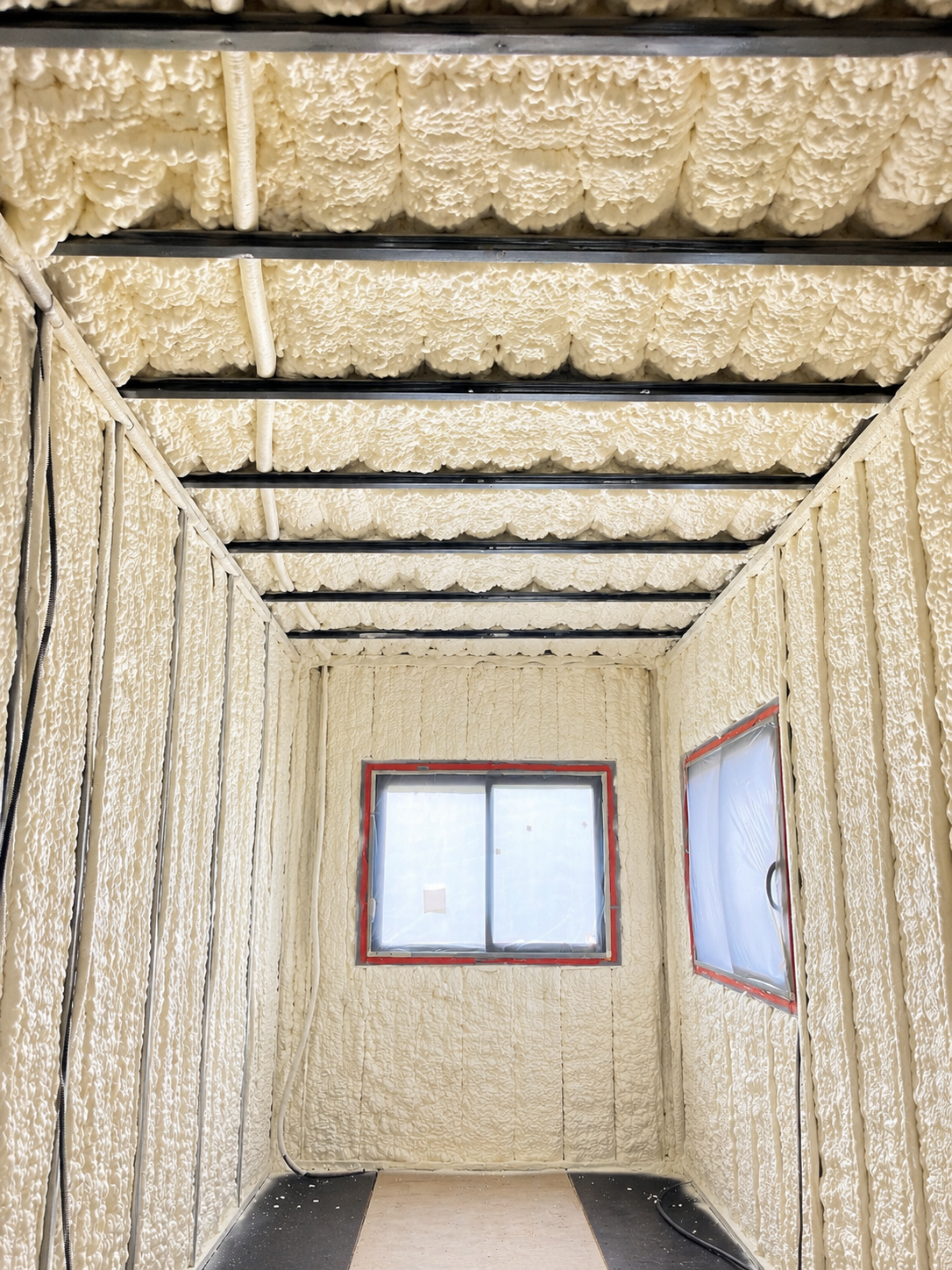 Isolation de conteneur maritime par mousse polyuréthane projetée sur les parois
