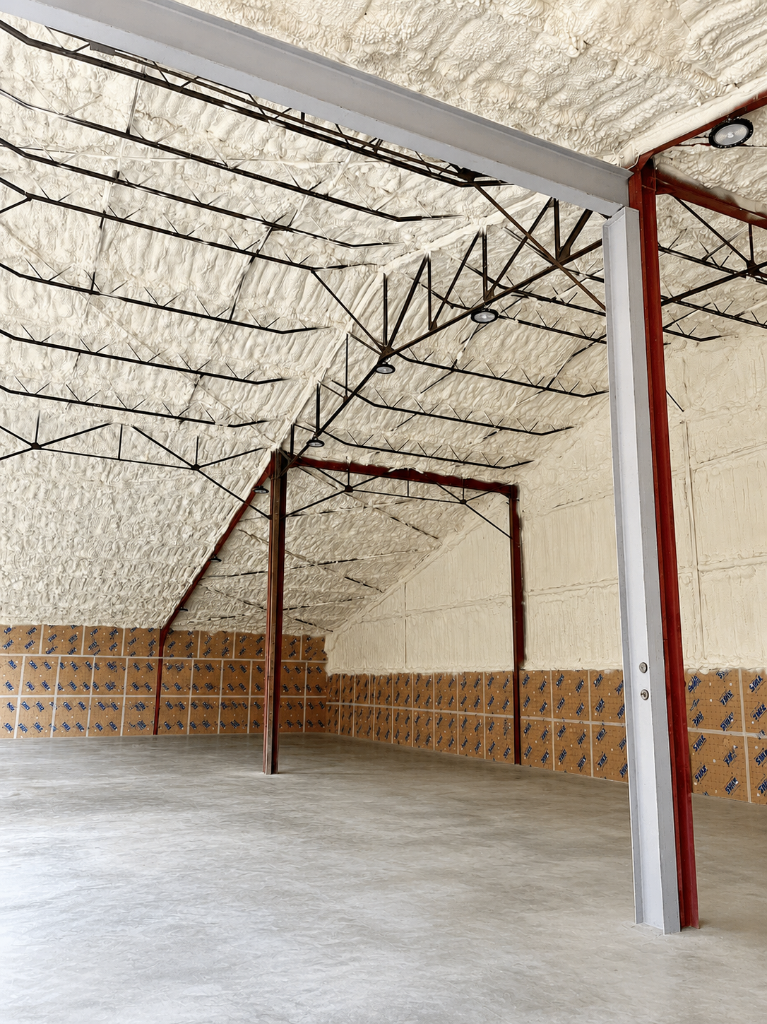 Isolation de toiture bac acier par mousse polyuréthane projetée