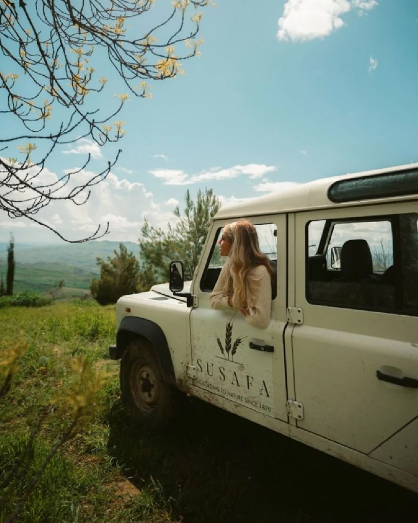 A vintage Land Rover bearing the Susafa crest
