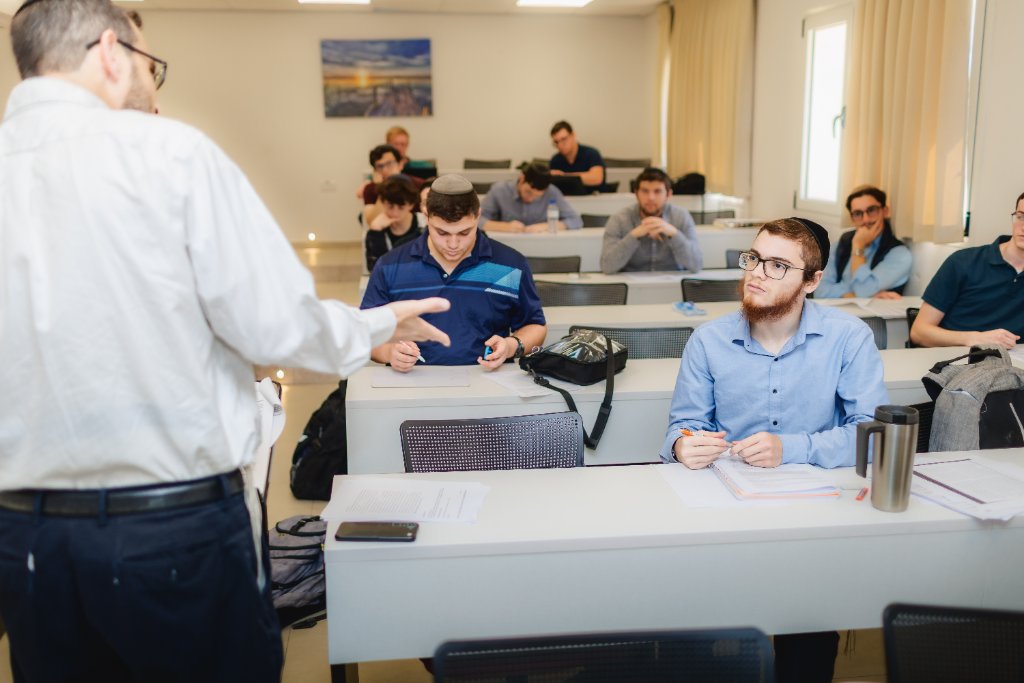 A professor teaching students in a classroom at Campus Lev