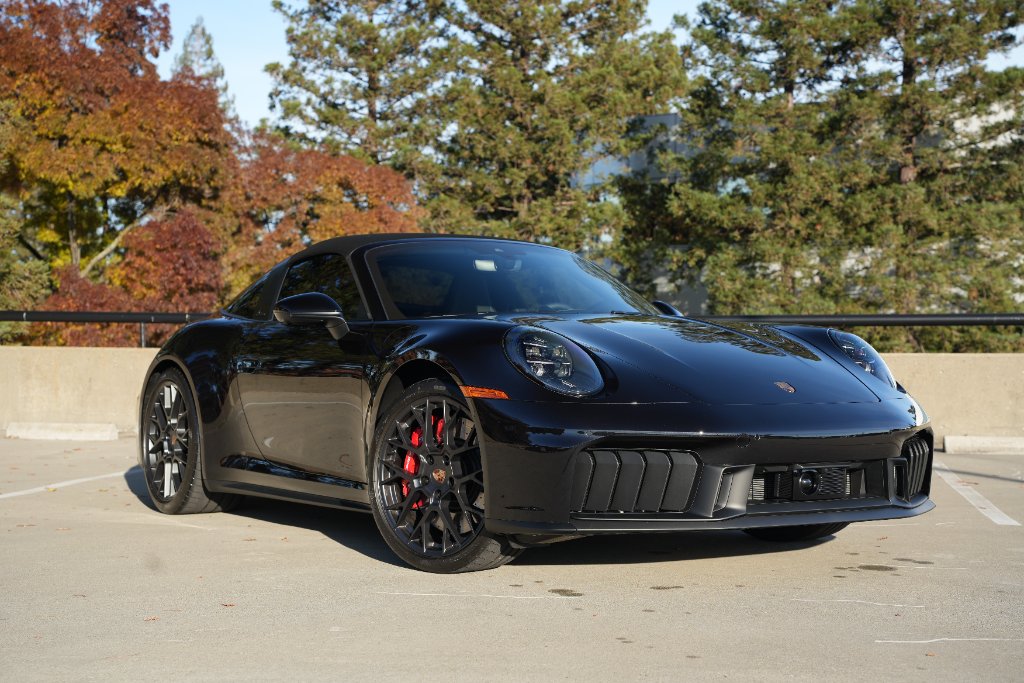 Black Porsche 911 Targa with PPF and red calipers