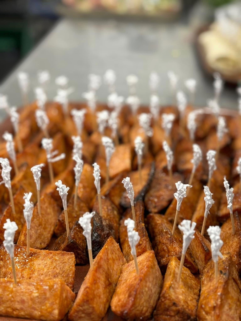 Gefrituurde snacks met cocktailprikkers